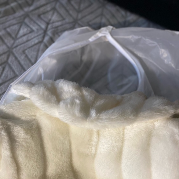 Monterey Fashions White Faux Fur. Vintage piece. - Picture 5 of 15